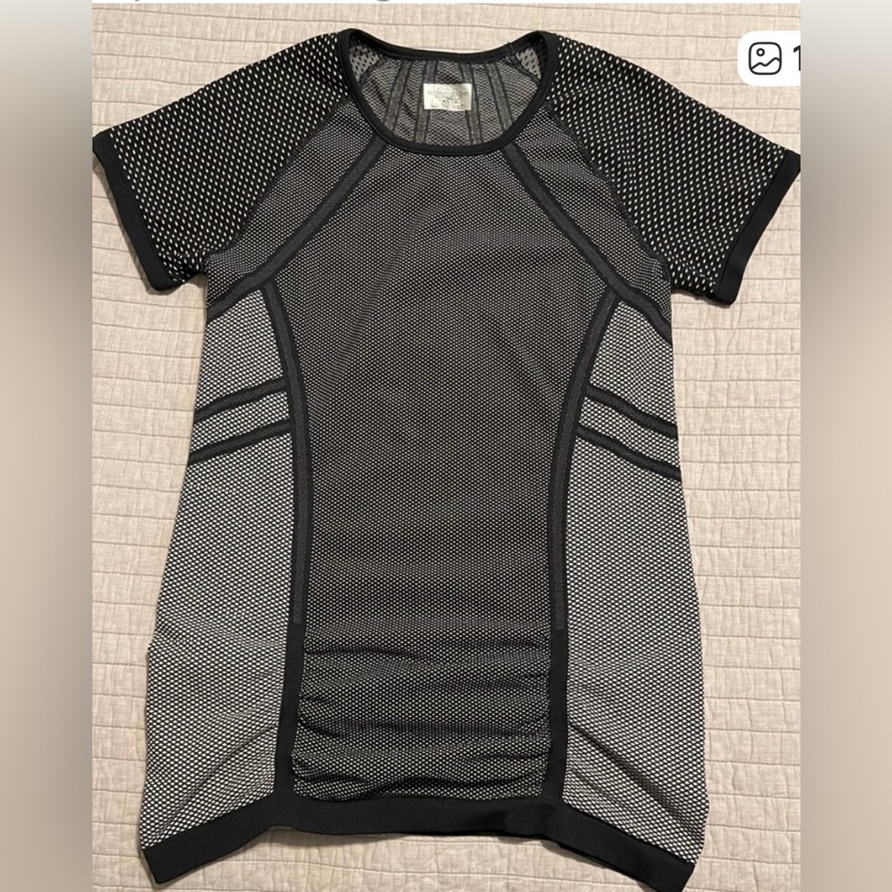 NWT Athleta Diamond Fastest Track Tee
Size L